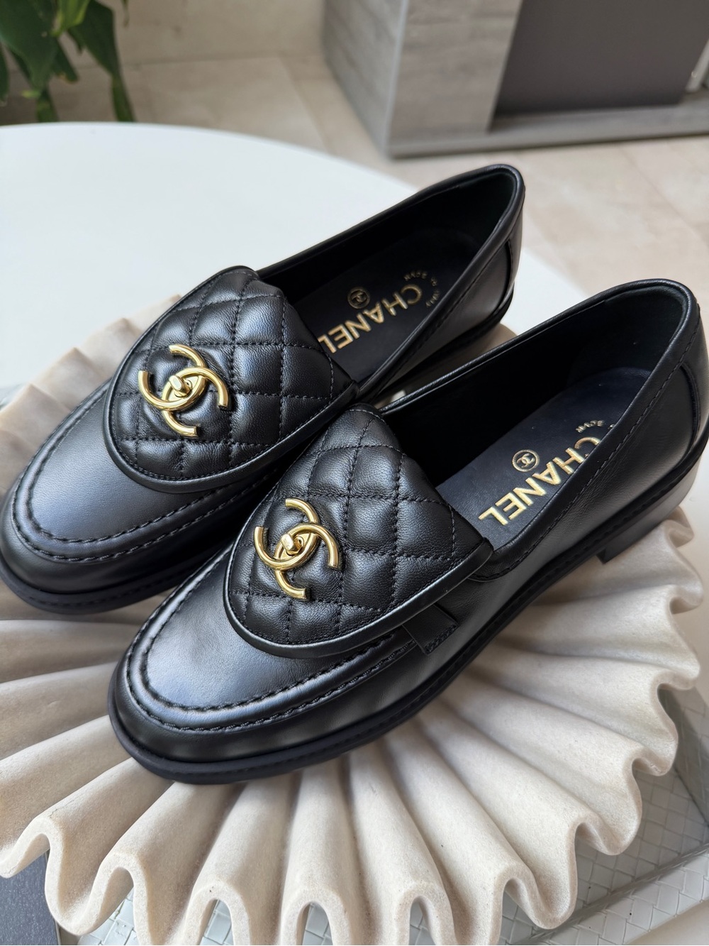 CHANEL BLACK LEATHER LOAFERS MOCCASINS OXFORD GOLD CC TURNLOCK LOGO 38/39 - Picture 6 of 15